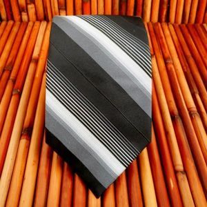 EUC GEOFFREY BEENE Black, Gray & White Diagonal Striped 100% Silk Men's Neck Tie